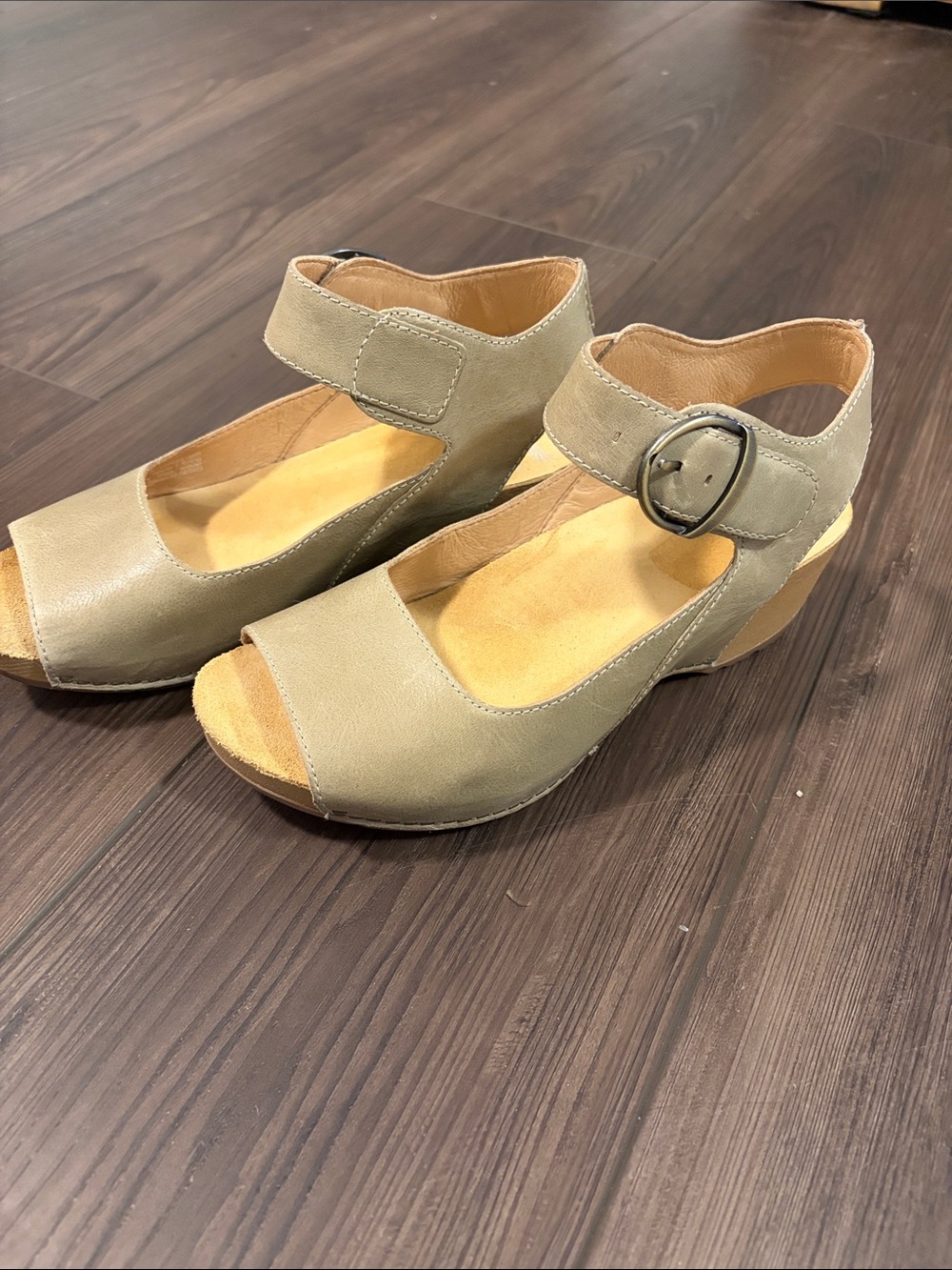 Women’s Dansko Tiana – Khaki Burnished Nubuck size 38